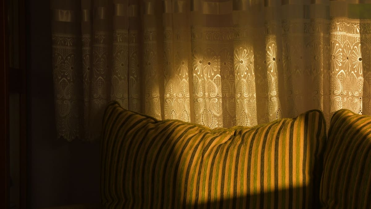 Cortina de linho em janela com luz suave