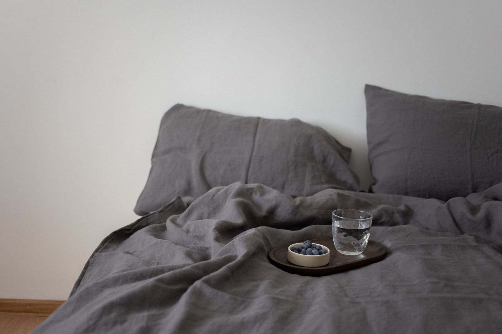 Quarto arrumado com roupa de cama em percal e almofadas